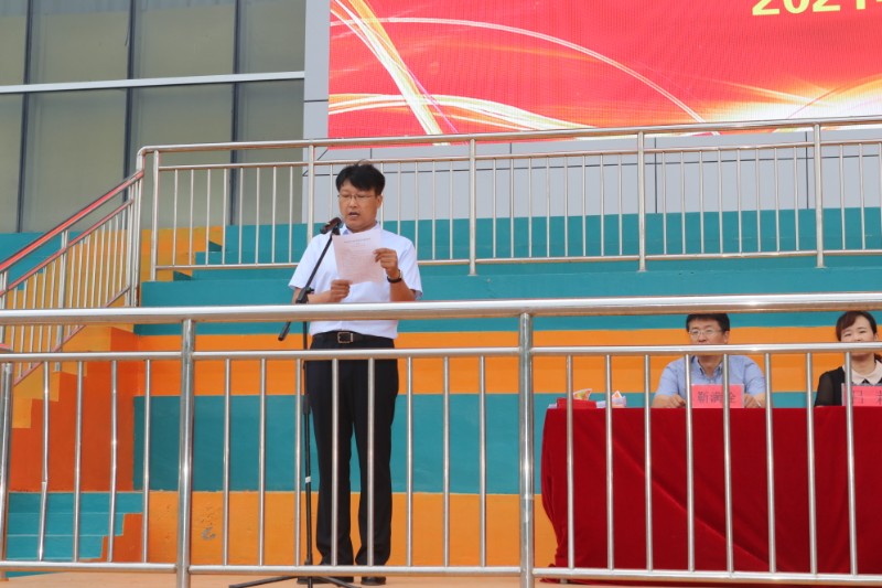 银川九中党委副书记,校长王少云作了新学期致辞