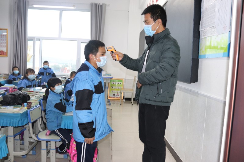班主任检查体温.jpg