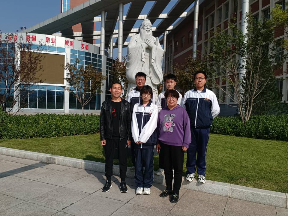 1664501210361047.jpg 获奖学生和辅导教师合影.jpg